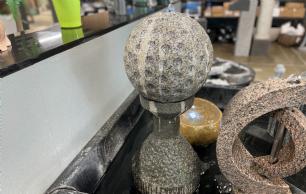 Vandsten golfkugle på tee udstillingsmodel