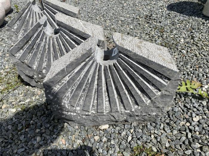 salg af Vandsten i sort granit Solstråle