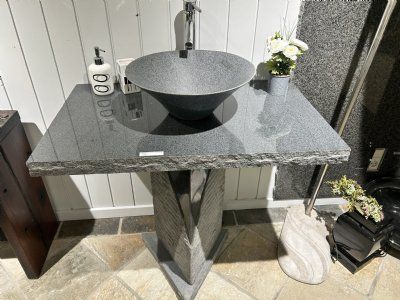 Vaskesøjle gråsort granit med slebet vask