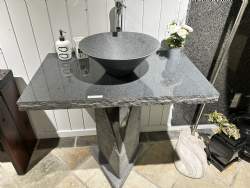 Vaskesøjle gråsort granit med slebet vask