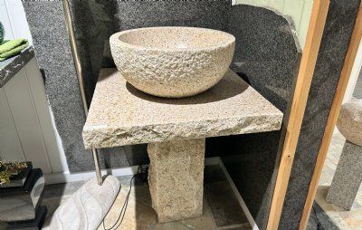 Vaskesøjle gul granit kvadratisk