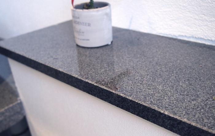 salg af Vindueskarm i gråsort granit