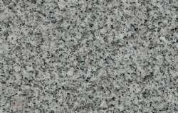 Vindueskarm i lysgrå granit