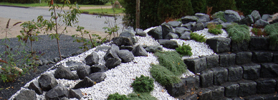 På billedet er anvendt hvide marmor skærver, sorte granit sprængstykker. Bedet er opbygget af sorte indiske brosten. 